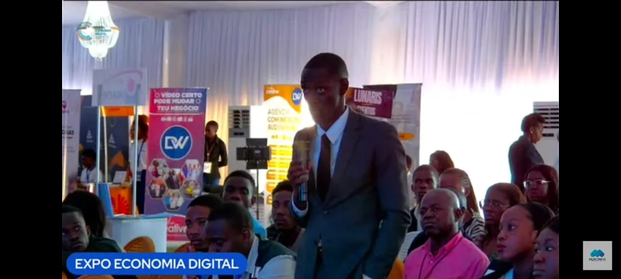 Sessão de debate na Expo Economia Digital 2026, Luanda — stands e audiência